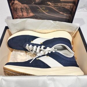 Tracksmith Eliot Runner Women’s  Blue and White